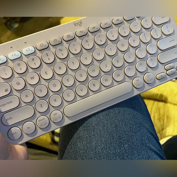 Logitech K380 Multi-Device Bluetooth Keyboard - Picture 3 of 5